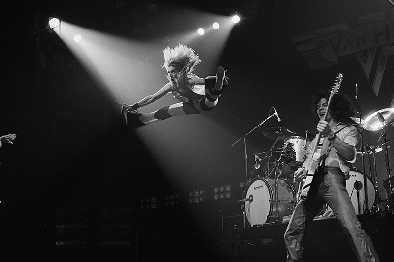 米ロックバンド「ヴァン・ヘイレン」のボーカルのデイヴィッド・リー・ロスが、ヒット曲『ジャンプ』の演奏中に披露したジャンプ。