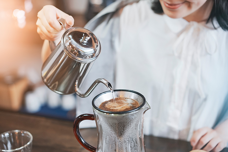 コーヒーを淹れている