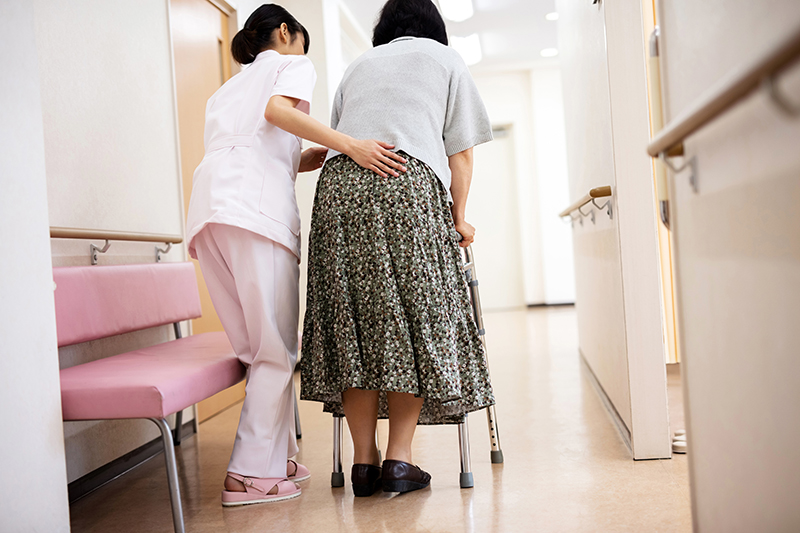 腰が曲がった女性