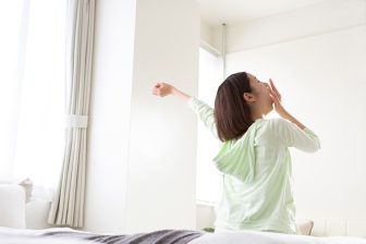 《更年期を迎えた女性は特に注意》朝の過ごし方は心身の不調に関係！“やってはいけない”13個の寝…
