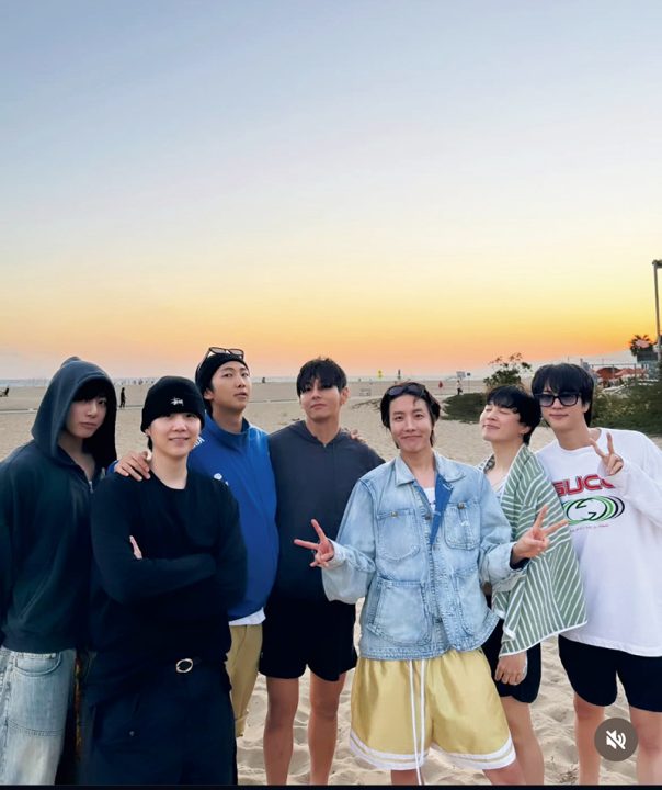 7人全員で“家族写真”（写真／J-HOPE Instagram）
