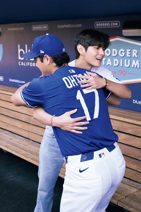 日韓を代表する2人がハグ！（写真／アフロ）