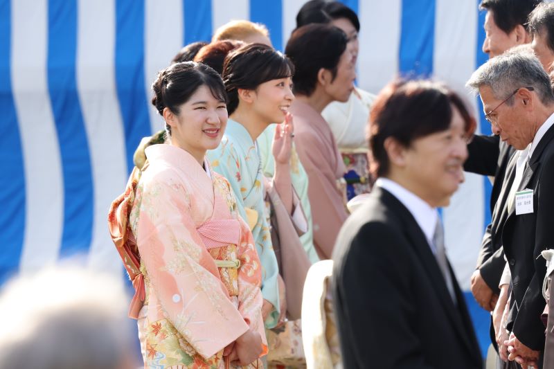 淡いピンク色を選ばれた。（2024年10月、写真／JMPA）