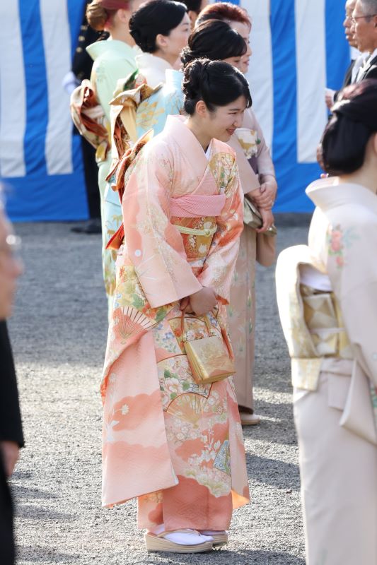 長い髪を丁寧に結い上げていた。（2024年10月、写真／JMPA）