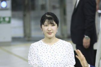 《ご静養はスクエアビーズで》愛子さま「オフの日は脱パール」耳元で光って揺れる「華やかイヤリング」