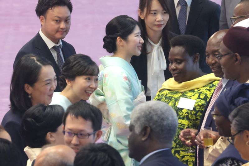 笑顔で歓談に臨まれた。（2025年8月、写真／時事通信）