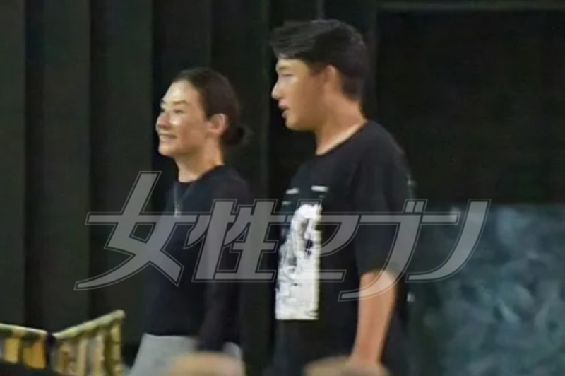 仲良く歩く亜希と次男・勝児さん（2023年8月）
