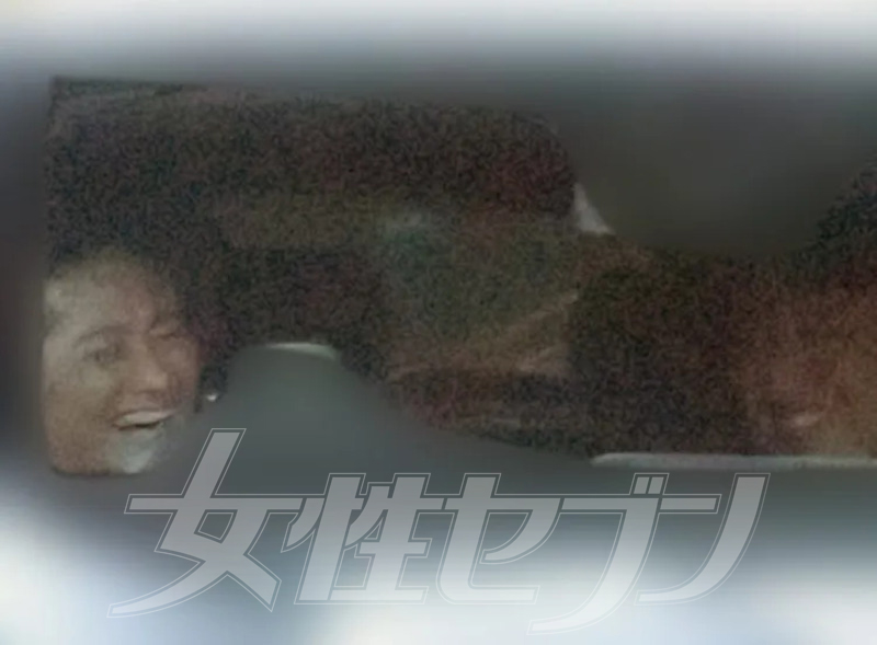 車内で爆笑する亜希と勝児さん（2023年8月）