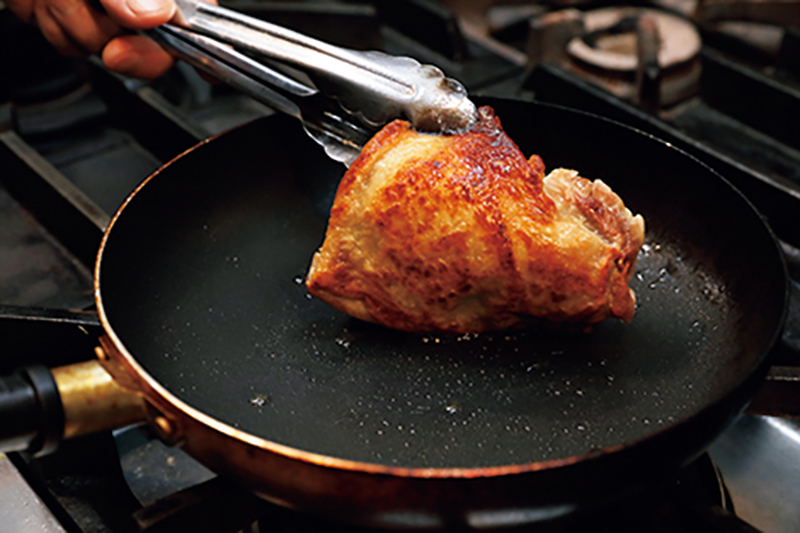 鶏肉は皮目にしっかり焼き色をつける。もう片面は、煮て火を通すので焼かなくてもOK