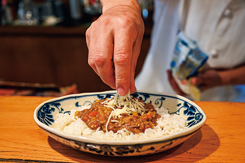 カレーにチーズをのせている