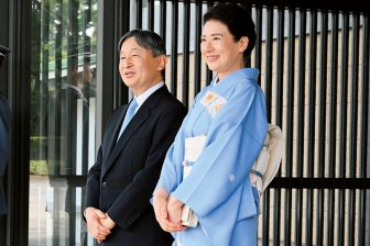 《夏は澄んだ青空のような一着を》皇后雅子さまの気品あふれる和装 海外の要人を招く際に込められる“おもてなしの心”