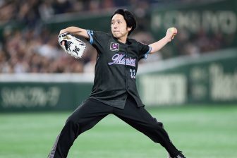 国民的アイドル・二宮和也と国民的キャラが東京ドームを沸かせた始球式 ロッテの藤原選手も「ナ…