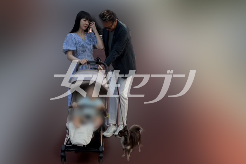 なにかを取り出す船越（2025年8月）