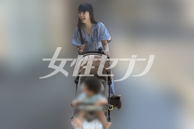ベビーカーを押す松下さん（2025年8月）