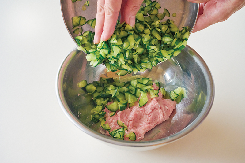 肉に野菜を混ぜている