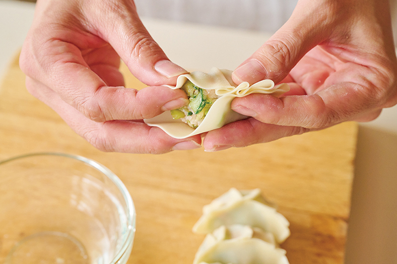 餃子のたねを包んでいる