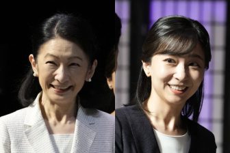《髪型までうり二つ》紀子さまと佳子さま　モノクロコーデ翌日の「美スタイル」パンツルックに“対話増”の母娘関係