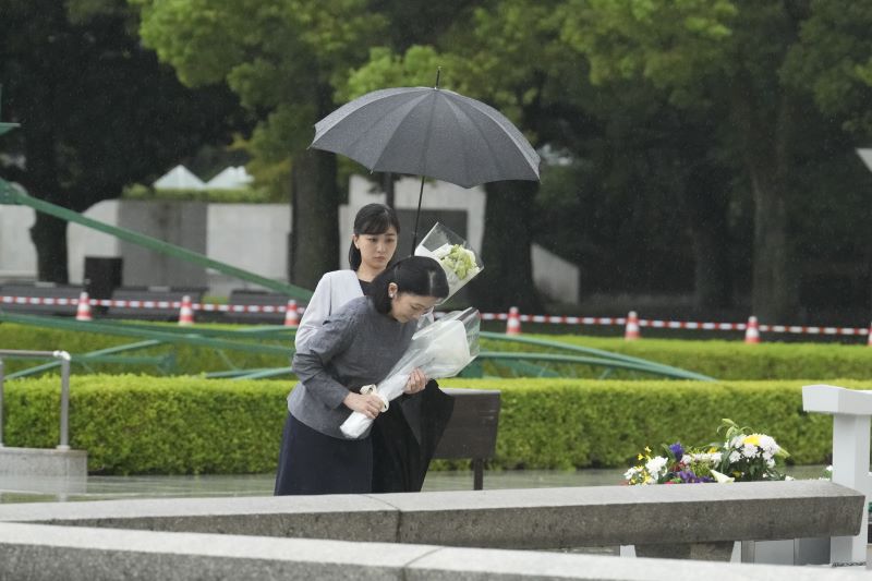 先に紀子さまが献花された。（2025年8月、写真／JMPA）