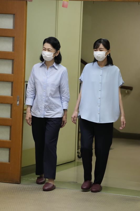 夏らしく涼やかなリンクコーデ。（2025年8月、写真／JMPA）
