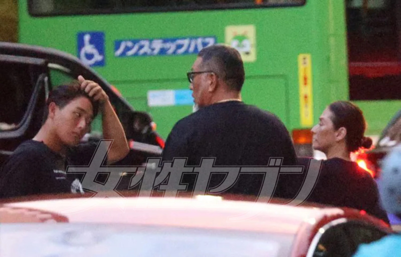 車を降りる亜希と清原と次男・勝児さん（2023年8月）