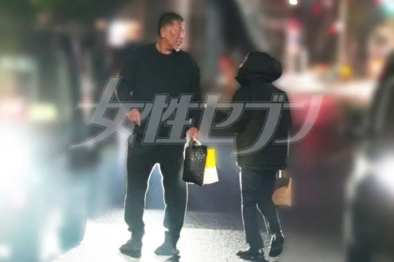 タクシーに乗り込む清原和博の腕に亜希が触れる姿も（2024年11月）