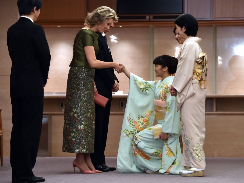 カーテシーを披露される眞子さん。奥には佳子さまの姿も。（2016年10月、写真／時事通信）