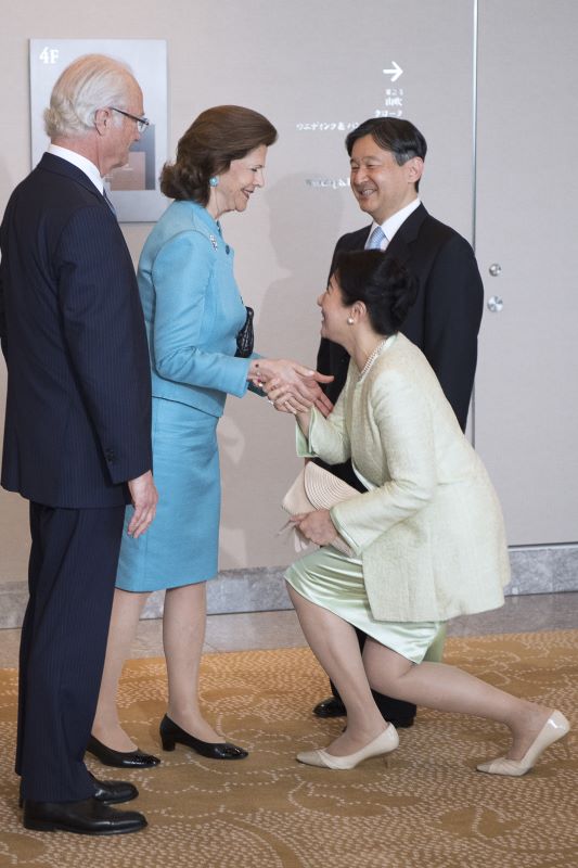 カーテシーを披露される雅子さま。（2018年4月、写真／時事通信）