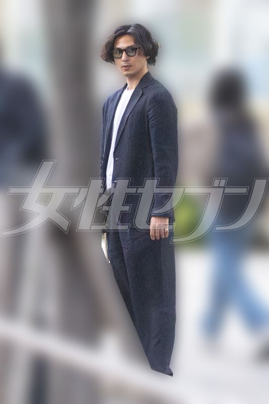 スーツ姿でスタイリッシュ（2025年6月）