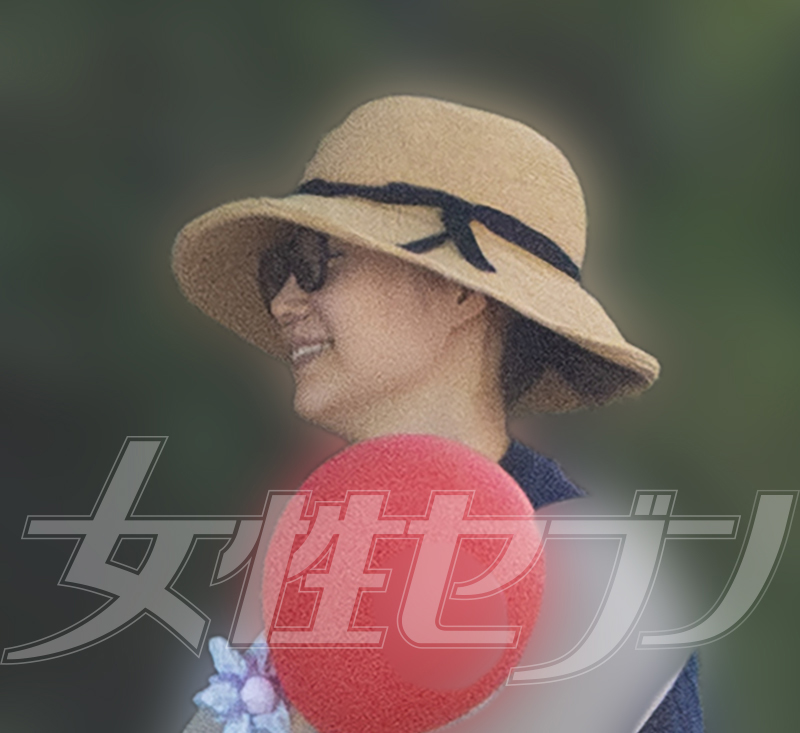 手には風船を持っていた（2025年8月）