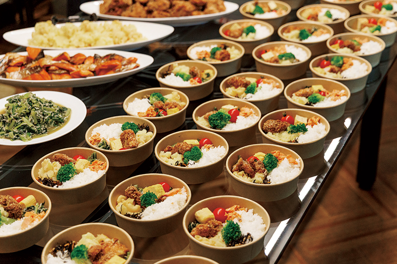 鮭、卵焼き、おひたしなど栄養たっぷりのお弁当