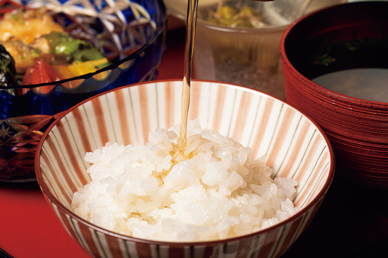 お茶漬けは温かいほうじ茶をかけ、香りも楽しめる