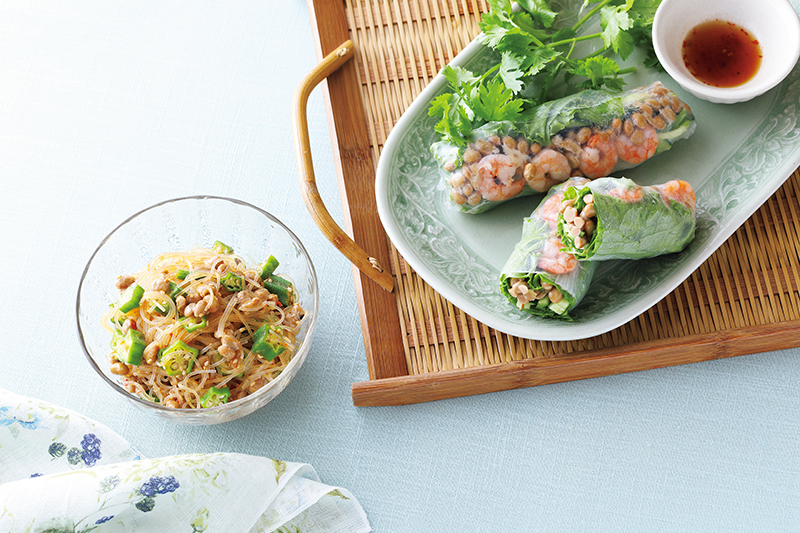 「はるさめのサラダ」（左）と「納豆の生春巻き」（右）