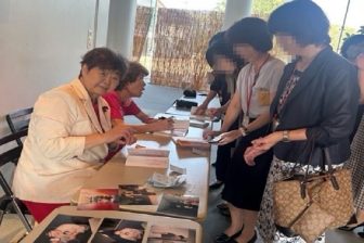 《林家ぺーさんもサプライズで!》68歳オバ記者が小中学校の講演会に登壇 結婚詐欺被害に遭った…