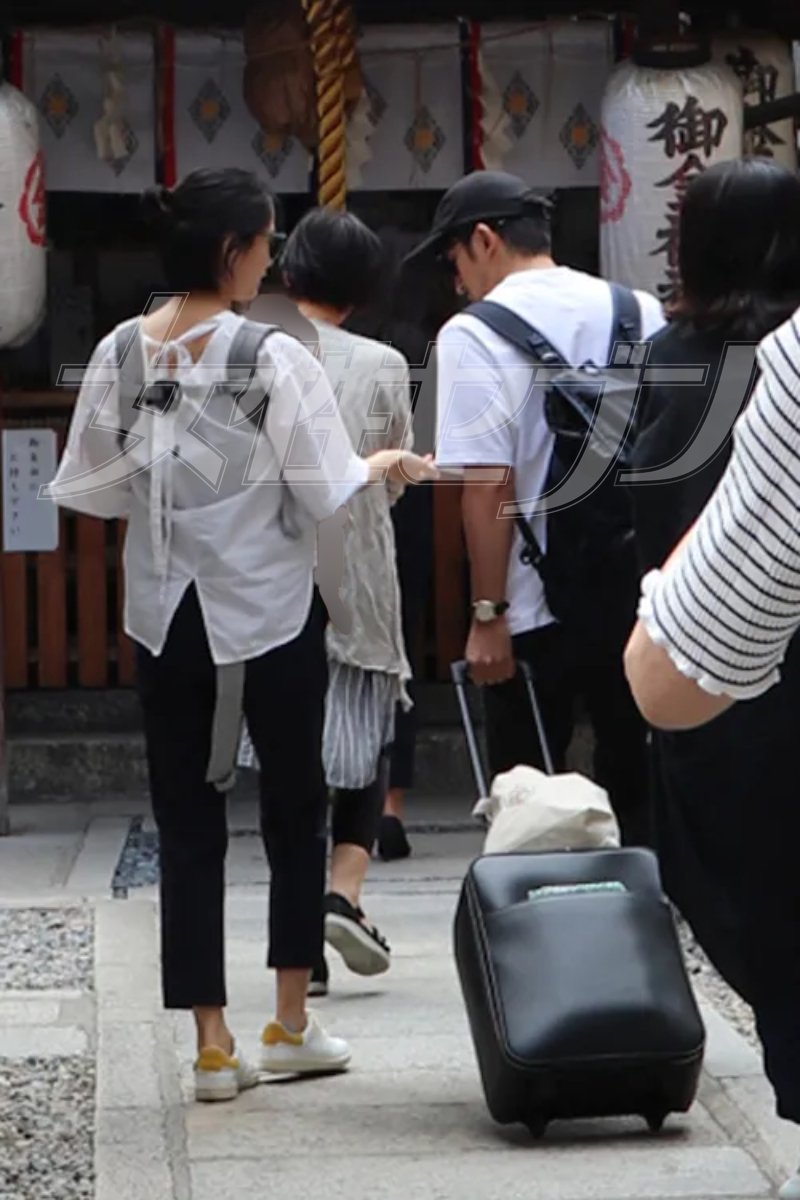 上下白黒のペアルックの宮崎あおいと岡田准一（2019年）