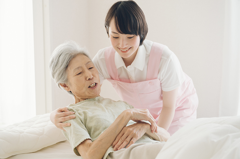 寝たきりを避けるための取り組みがある（写真／PIXTA）