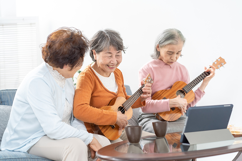 友人と趣味を楽しんだり、おしゃれをして出かけると老化を遅らせる（写真／PIXTA）