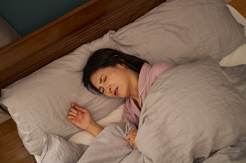 眠っている女性