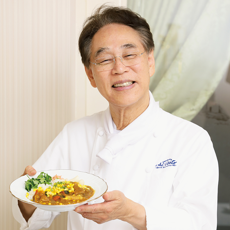 カレーを手に笑顔の男性