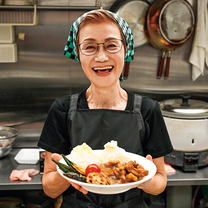 カレーを差し出す女性