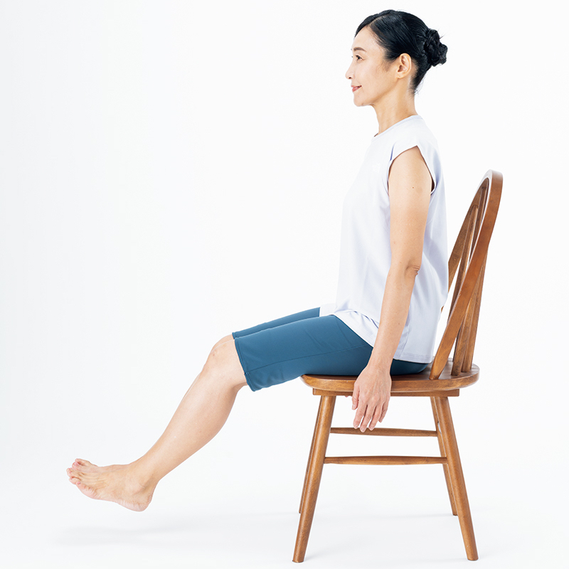 いすに腰かけ、足を床から10cm程上げる
