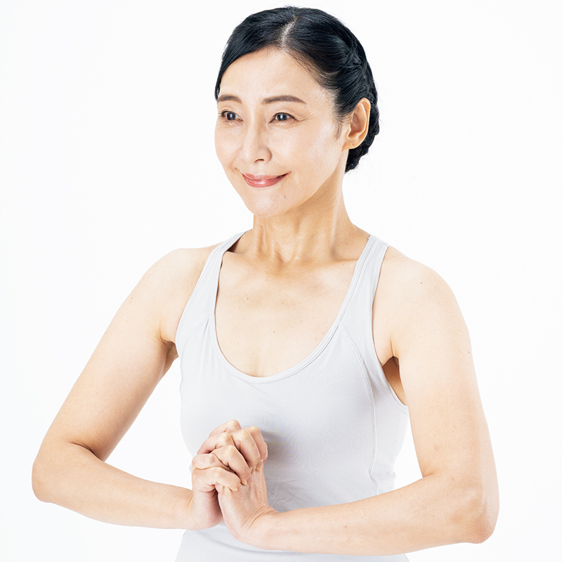 手を組んでギュッと握る