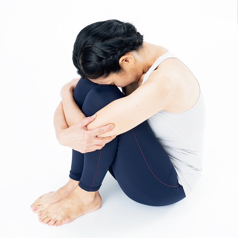 座って両手でひざを抱える