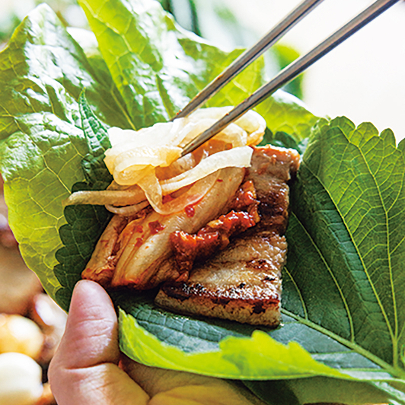 肉や野菜をエゴマの葉で包んでいる