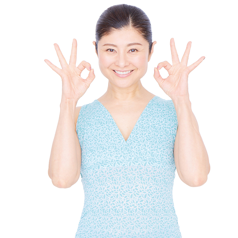 OKサインを作る女性