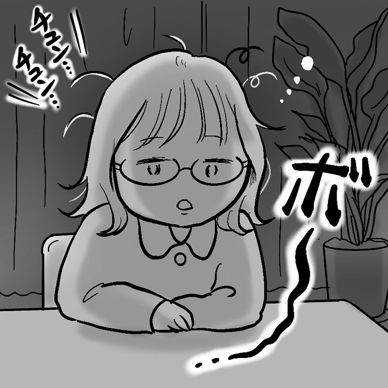 暗い部屋にいる女性