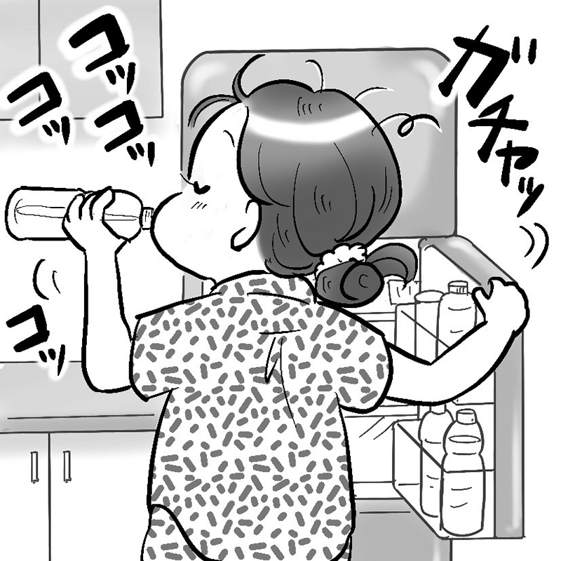 水を飲む女性