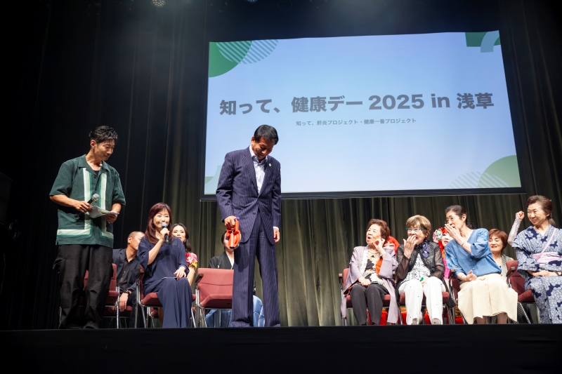 握力を計る杉