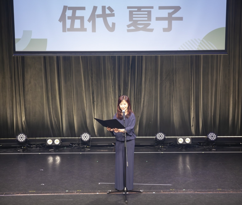 開会宣言をする伍代