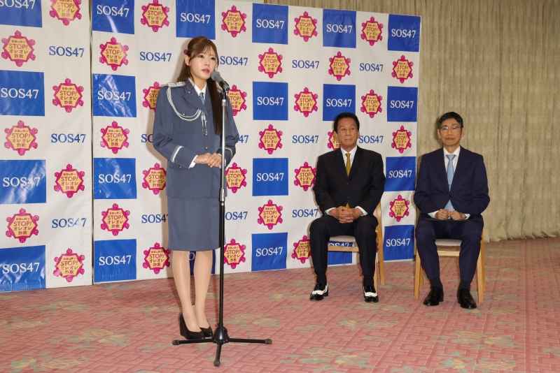 新メンバーとなり話をする芥川
