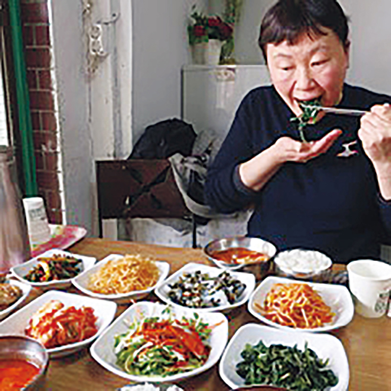 韓国の食を堪能する重信初江さん